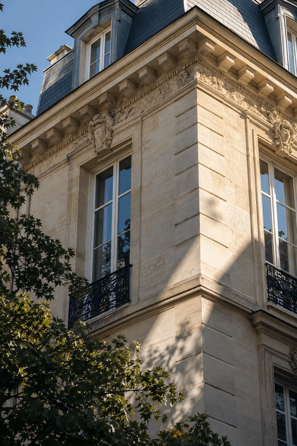 Une façade parisienne de pierre claire, entre ombre et lumière